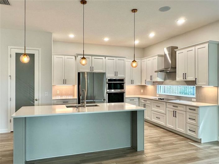 Image No.4-4 Bed Property for sale