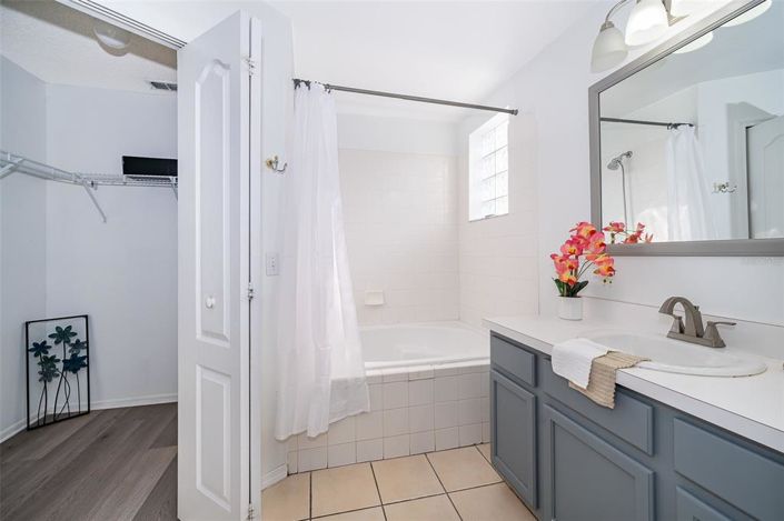 Image No.15-4 Bed Property for sale