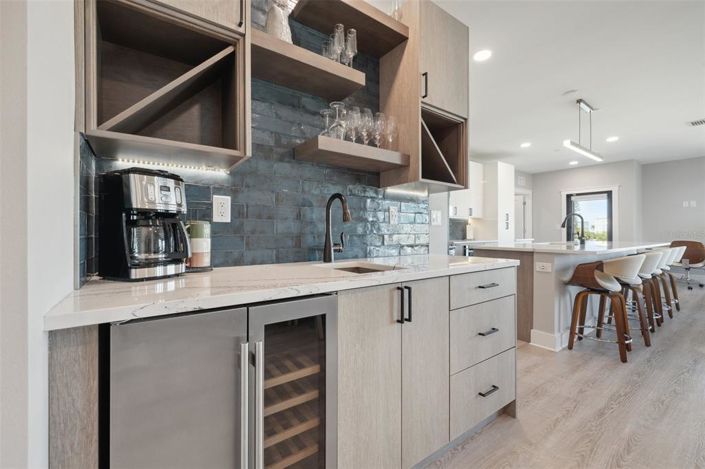 Image No.10-10 Bed Property for sale