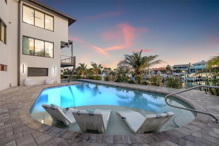 Image No.87-10 Bed Property for sale