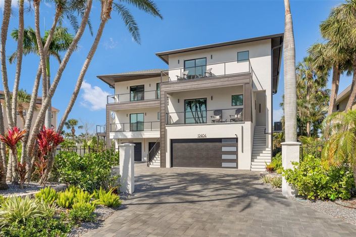 Image No.93-10 Bed Property for sale