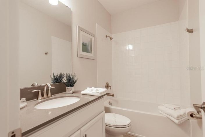 Image No.20-6 Bed Property for sale