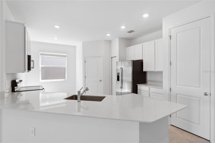 Image No.4-4 Bed Property for sale