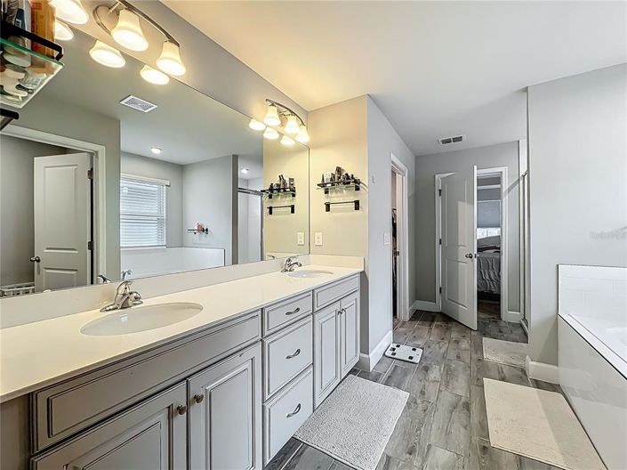 Image No.50-5 Bed Property for sale