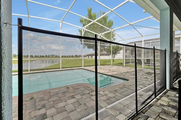 Image No.17-8 Bed Property for sale