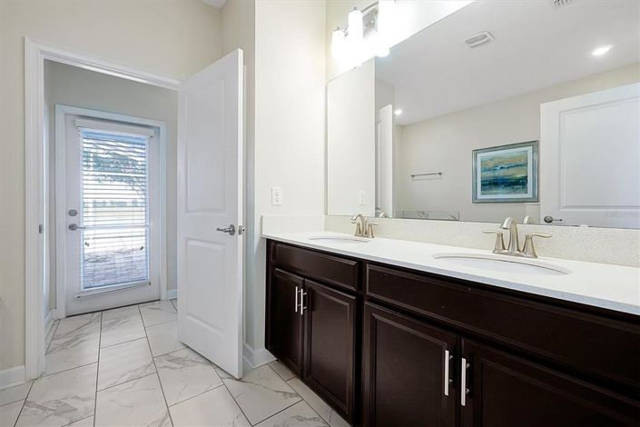 Image No.24-8 Bed Property for sale