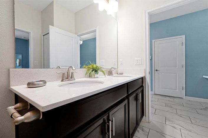 Image No.30-8 Bed Property for sale