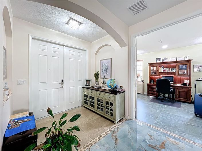 Image No.10-6 Bed Property for sale