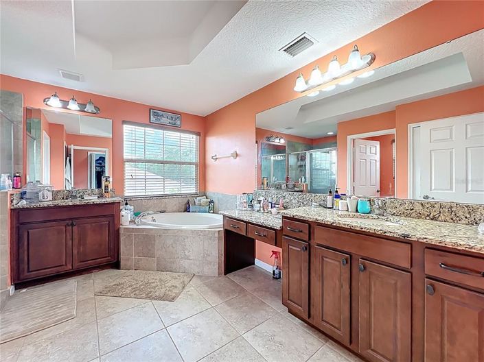 Image No.20-6 Bed Property for sale