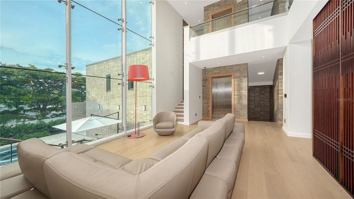 Image No.10-5 Bed Property for sale