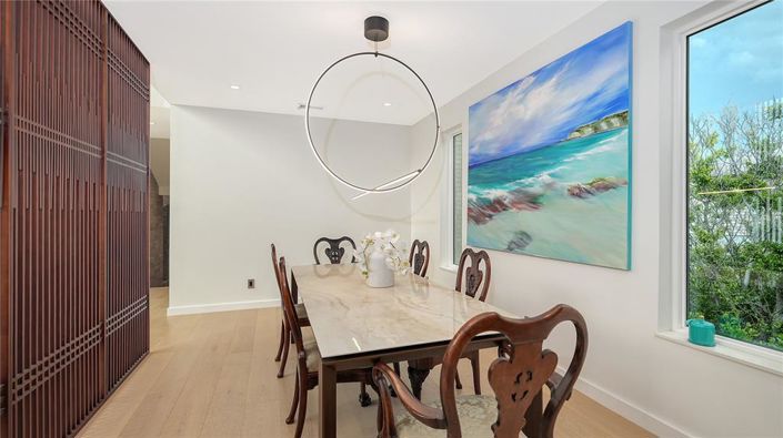 Image No.11-5 Bed Property for sale