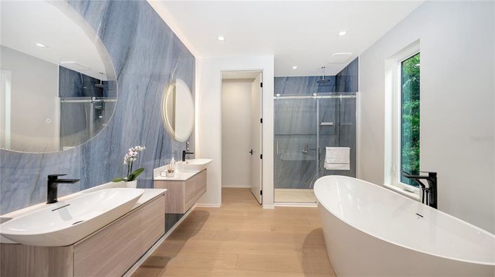 Image No.21-5 Bed Property for sale