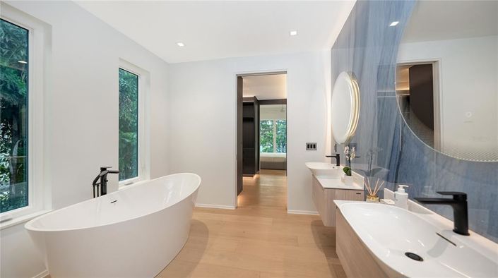 Image No.22-5 Bed Property for sale