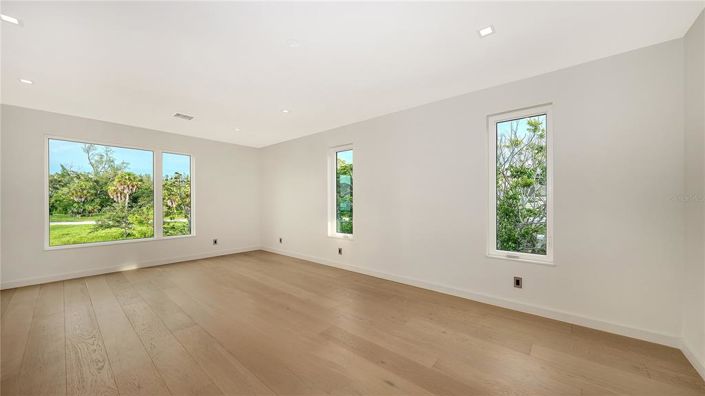 Image No.23-5 Bed Property for sale