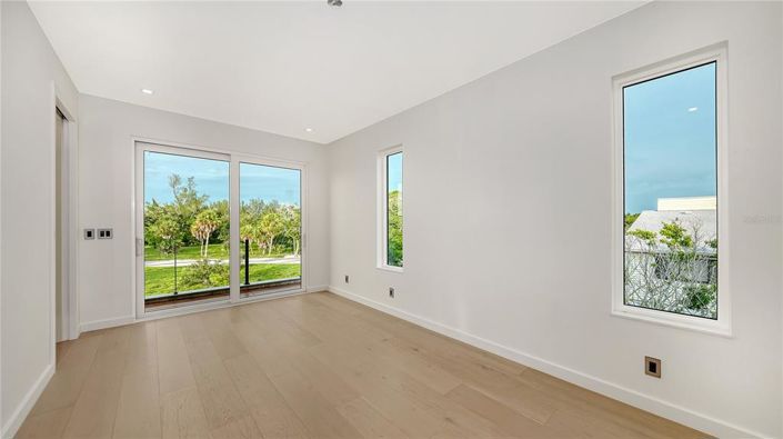 Image No.26-5 Bed Property for sale