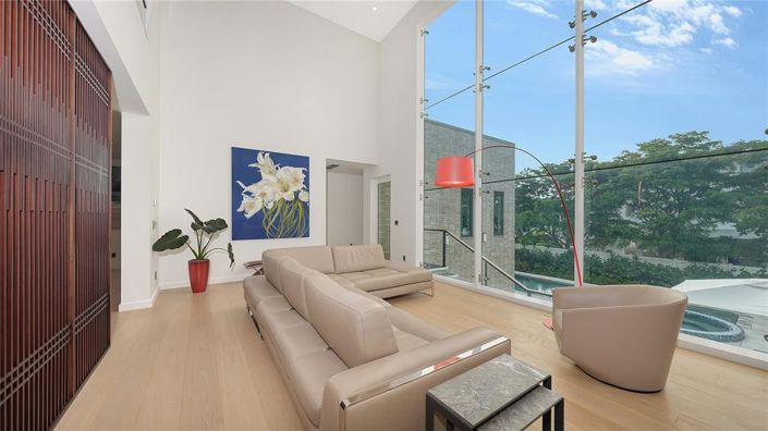 Image No.8-5 Bed Property for sale