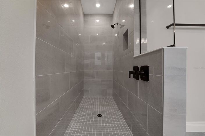 Image No.55-6 Bed Property for sale