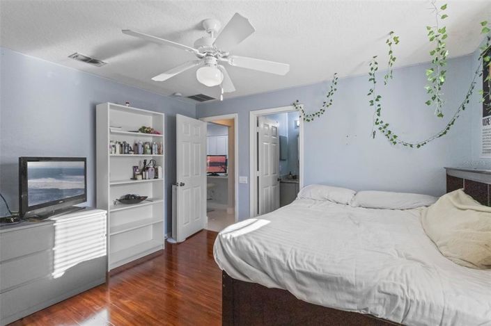 Image No.32-4 Bed Property for sale