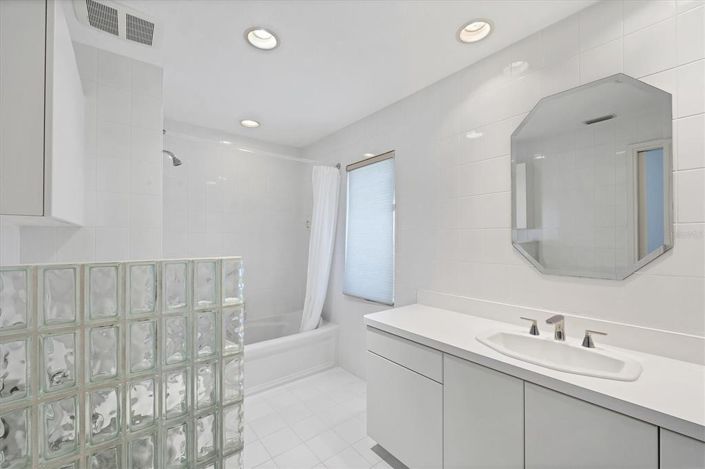 Image No.18-3 Bed Property for sale