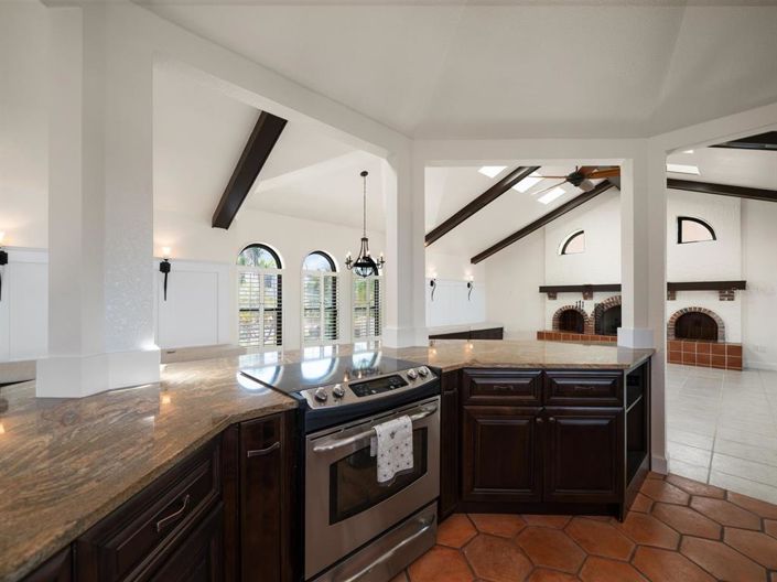 Image No.10-4 Bed Property for sale