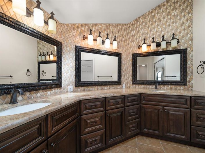 Image No.19-4 Bed Property for sale