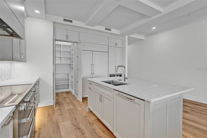 Image No.12-4 Bed Property for sale