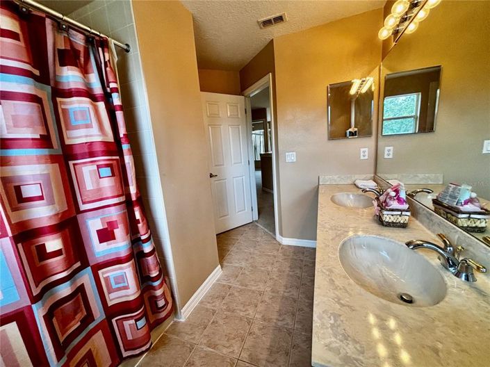 Image No.10-5 Bed Property for sale