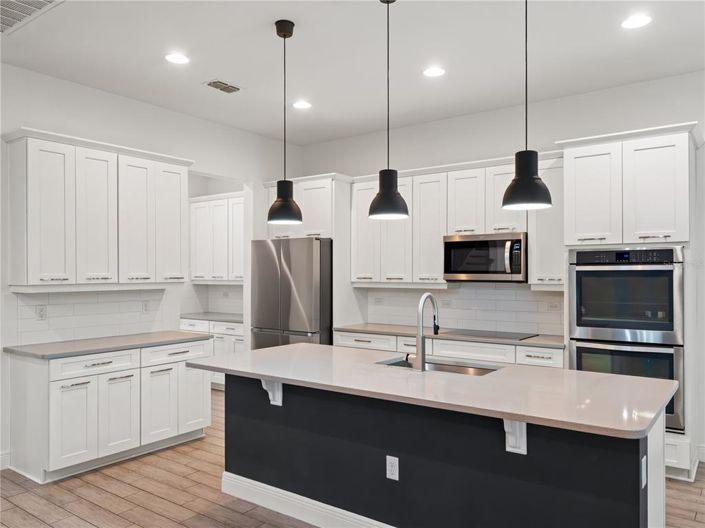 Image No.10-6 Bed Property for sale