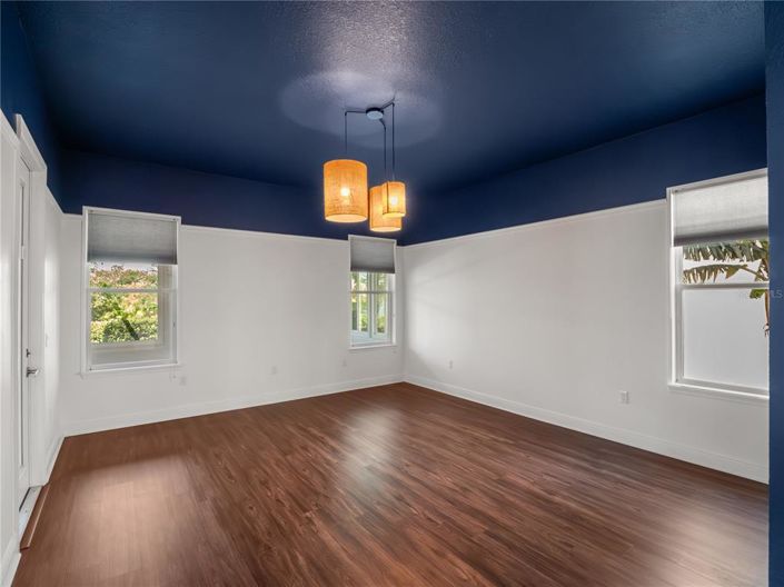 Image No.22-6 Bed Property for sale