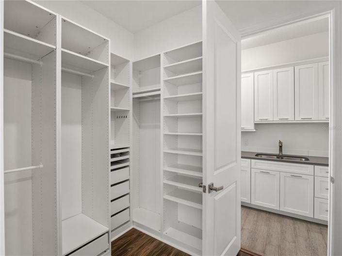 Image No.26-6 Bed Property for sale