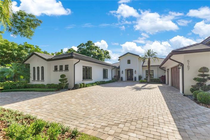 Image No.1-6 Bed Property for sale