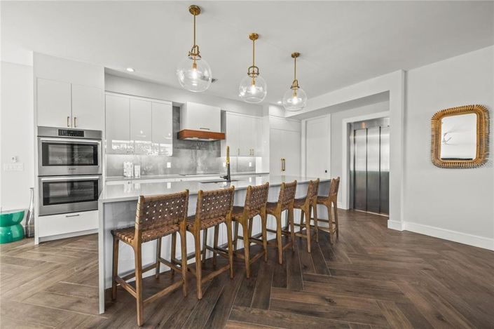 Image No.10-6 Bed Property for sale