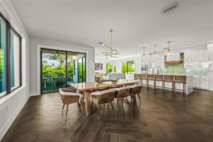 Image No.11-6 Bed Property for sale