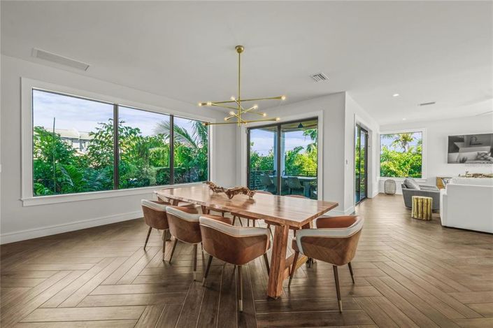 Image No.12-6 Bed Property for sale