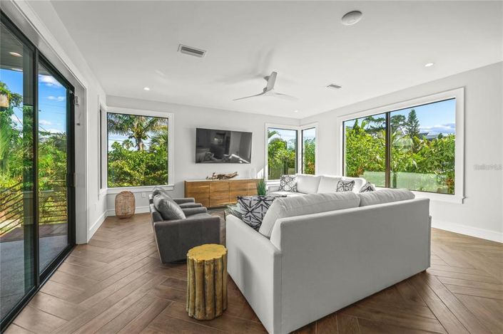 Image No.13-6 Bed Property for sale