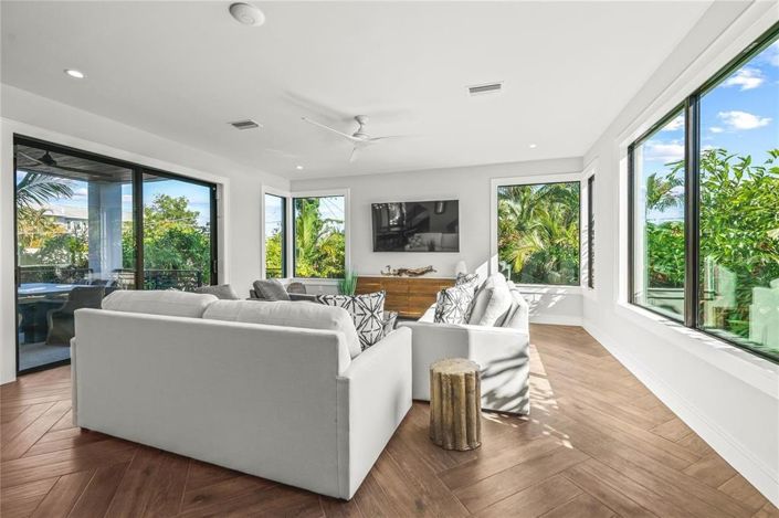 Image No.14-6 Bed Property for sale