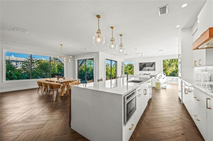 Image No.15-6 Bed Property for sale