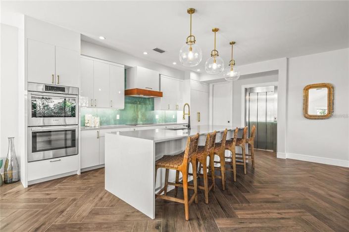 Image No.17-6 Bed Property for sale