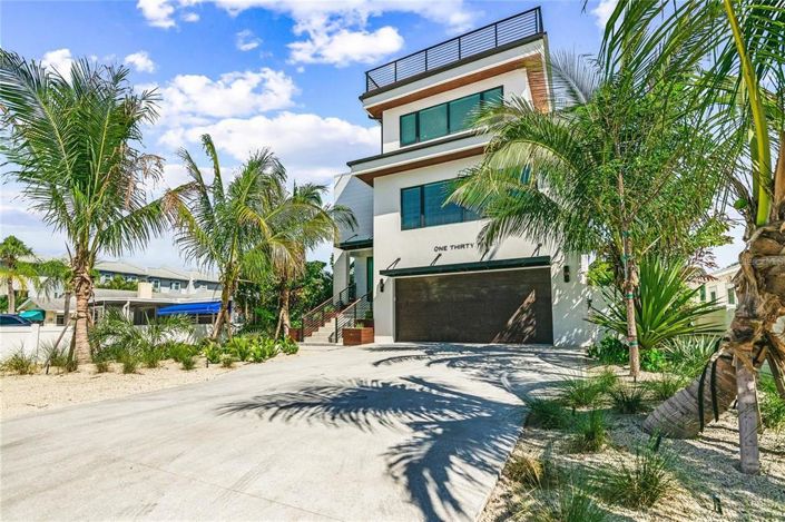 Image No.2-6 Bed Property for sale