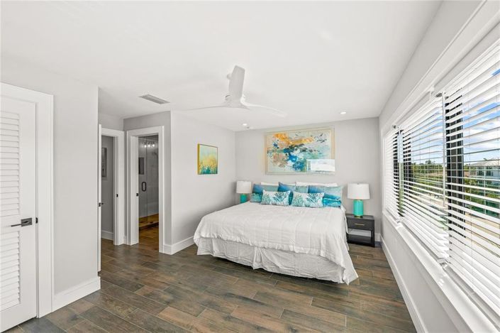 Image No.22-6 Bed Property for sale