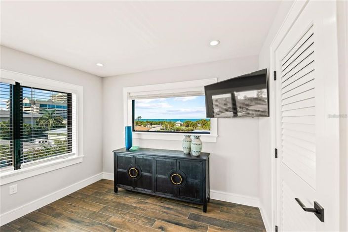 Image No.23-6 Bed Property for sale