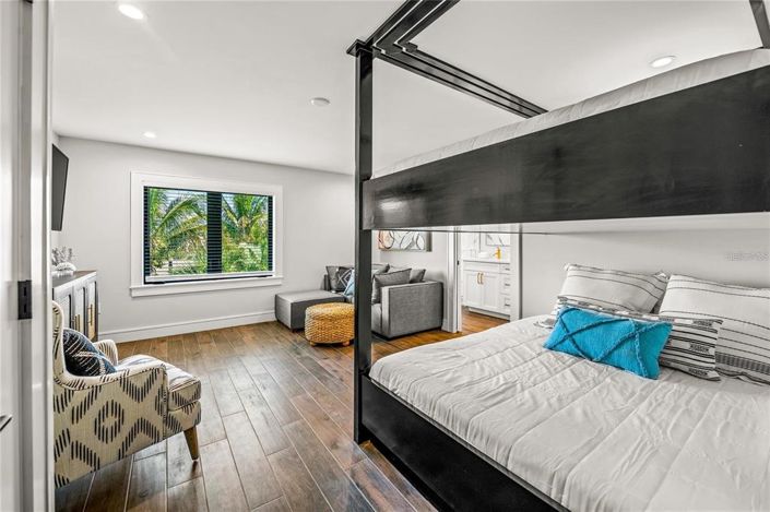 Image No.28-6 Bed Property for sale