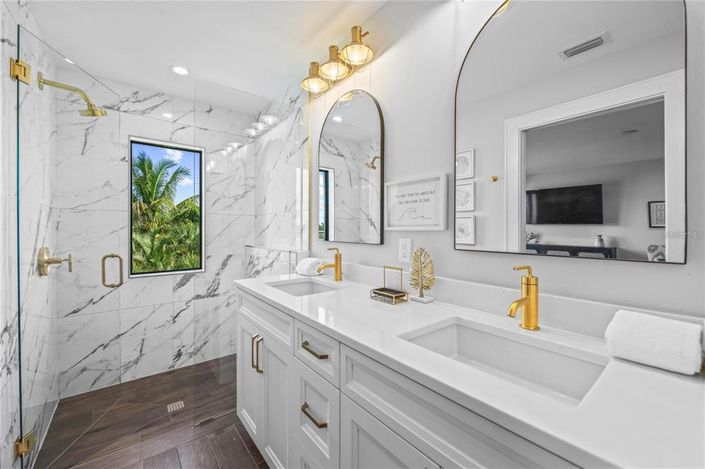 Image No.30-6 Bed Property for sale