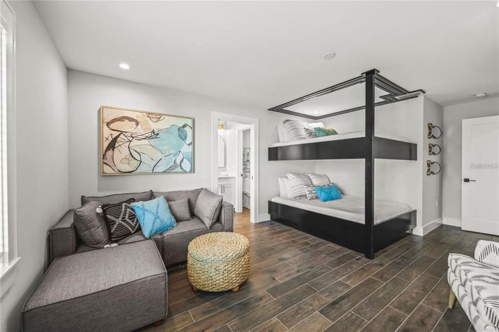 Image No.32-6 Bed Property for sale