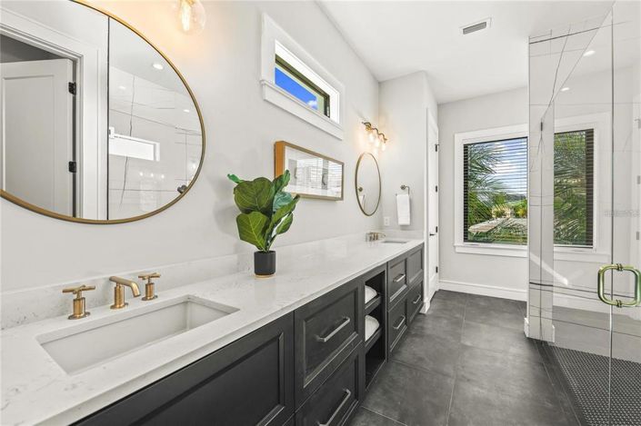 Image No.45-6 Bed Property for sale