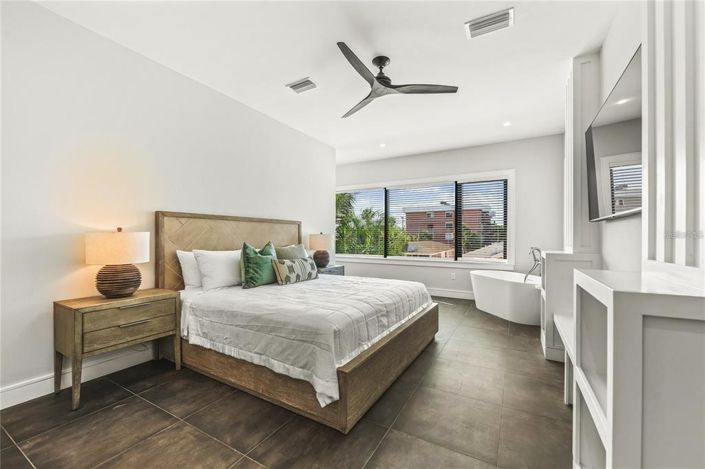 Image No.48-6 Bed Property for sale