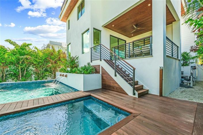 Image No.54-6 Bed Property for sale