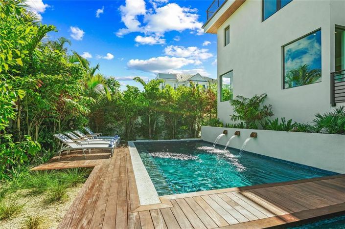 Image No.56-6 Bed Property for sale