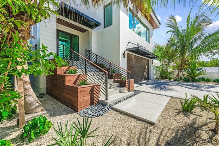 Image No.70-6 Bed Property for sale