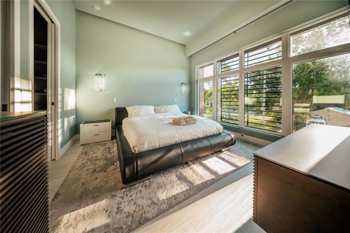 Image No.11-4 Bed Property for sale